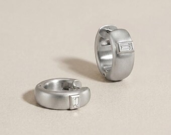 Pendientes de aro de plata de ley con piedras preciosas de zafiro talla baguette.