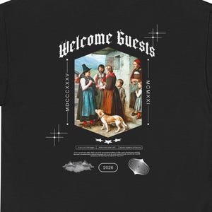 Könnte beinhalten: Schwarzes T-Shirt mit einem Aufdruck auf der Rückseite mit dem Text "Welcome Guests" in gotischer Schrift. Die Grafik enthält ein Vintage-Gemälde von Menschen und einem Hund. Zusätzlicher Text enthält "2020" und römische Ziffern.