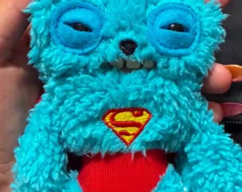 Schattige pluche sleutelhanger blauw monster – miniknuffel superheld met cape, kawaii pluizige tasbedel, cadeau voor kinderen en verzamelaars 12 cm