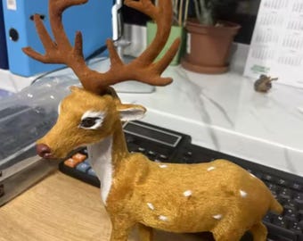 Realistisch beeldje van hert met groot gewei | Bosdierendecoratie | Rustieke hutdecoratie | Hertenstandbeeld cadeau voor natuurliefhebbers 20 CM