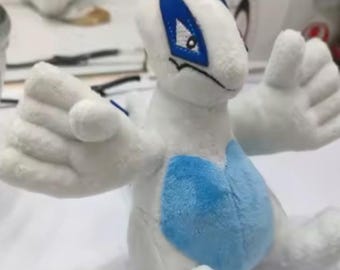 Witte drakenknuffel – Zachte fantasiewezenknuffel met blauwe details – Schattig mythisch knuffeldier cadeau 15 cm