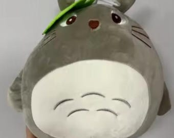 Peluche inspirado en Totoro: Espíritu del bosque gris con sombrero de hoja, peluche suave de 30 cm.