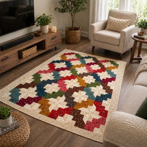 Pode incluir: Um tapete retangular com um padrão geométrico em uma variedade de cores, incluindo vermelho, azul, verde e marrom. O tapete tem uma borda bege e é colocado em um piso de madeira em uma sala de estar.
