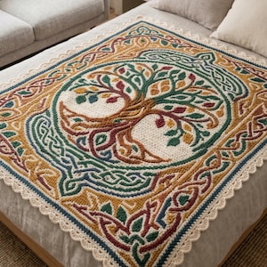 以下が含まれることがあります： 緑、赤、黄色の色合いで、中央に木のデザイン、周囲にケルトノットワークが施されたかぎ針編みのブランケット。 ブランケットはクリーム色の背景とスカラップエッジの装飾的なボーダーが特徴です。 ベッドの上に置かれています。