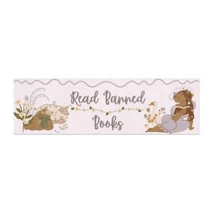 Könnte beinhalten: Rechteckiger Lesezeichen mit helllila Rand und der Aufschrift "Read Banned Books". Das Lesezeichen zeigt Illustrationen eines Schafs, einer Gans und einer lesenden Person. Blumige Akzente und ein wellenförmiger Rand vervollständigen das Design.