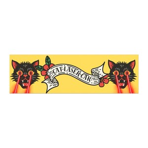 Puede incluir: Un banner amarillo con dos cabezas de gato negro, cada una con rayos láser rojos saliendo de sus ojos. Una pancarta blanca en el centro con el texto "CAT-LASER-CAR", flanqueada por flores rojas y hojas verdes.