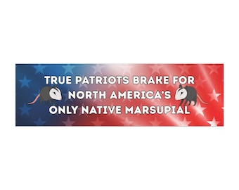 Könnte beinhalten: Ein rechteckiger Aufkleber mit patriotischem Thema. Der Hintergrund verläuft von Blau zu Rot und ist mit weißen Sternen verziert. Der Text lautet "TRUE PATRIOTS BRAKE FOR NORTH AMERICA'S ONLY NATIVE MARSUPIAL" mit Opossum-Illustrationen.