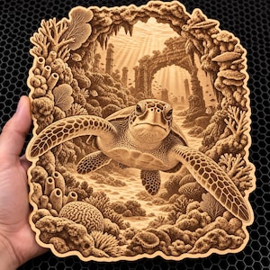 Peut inclure: Une plaque en bois gravée au laser de couleur brun clair représentant une scène sous-marine détaillée avec une tortue de mer nageant à travers un récif corallien. Le motif inclut des textures complexes de coraux, d'éponges et une arche en pierre.