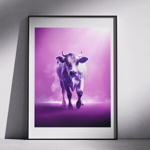 Puede incluir: Impresión artística enmarcada que presenta una imagen digitalmente mejorada de una vaca. La vaca se representa en tonos de blanco y gris, sobre un fondo púrpura vibrante con un efecto brumoso. La obra de arte se presenta en un marco negro.