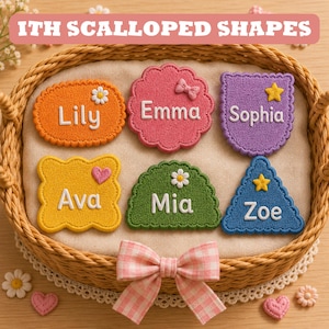 Puede incluir: Seis parches de tela bordados con bordes festoneados en naranja, rosa, morado, amarillo, verde y azul. Cada parche presenta un nombre en blanco: Lily, Emma, Sophia, Ava, Mia o Zoe, y pequeños iconos decorativos como flores, corazones o estrellas.