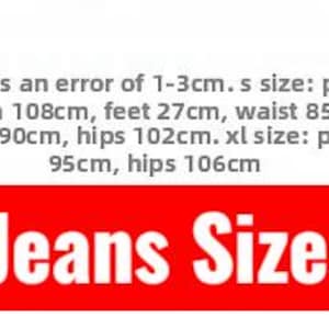 Peut inclure: Texte sur fond blanc indiquant les tailles de jeans. Le texte comprend les mesures de la longueur du pantalon, des pieds, de la taille et des hanches en centim&egrave;tres. Un rectangle rouge avec les mots "Jeans Sizes" est en bas.