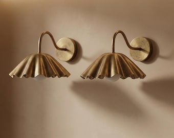 Aplique de pared vintage de latón con volantes y forma de flor • Pantalla festoneada de estilo moderno de mediados de siglo con brazo curvo • Lámpara de pared inspirada en el art déco