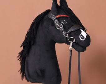 Handgemaakt zwart hobbypaard A3 met realistisch hoofdstel, stickpony