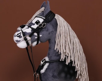 Handgemaakt hobbypaard gevlekt grijs met volledig H-sprong hoofdstel en borsttuig, stick pony