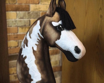 Pinto verf stokpaard, Skewbald Stick Horse, handgemaakte knuffel, ruitercadeau