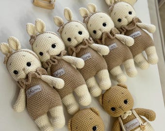 Souvenir personnalisé de lapin et d'ours au crochet - Animaux amigurumi faits main, décoration de chambre de bébé neutre
