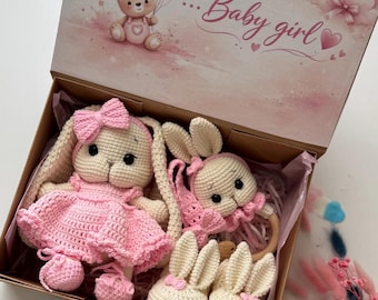 Boîte de révélation de genre avec des articles au crochet faits main - Souvenir de faire-part de bébé