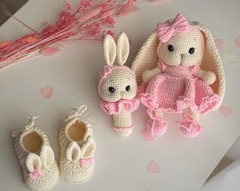 Ensemble au crochet lapin, hochet et chaussons – Amigurumi Baby Gift, coffret cadeau baby shower, coffret cadeau bébé fille, cadeau nouveau-né, cadeau personnalisé