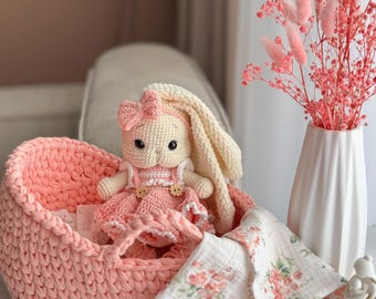 Lapin au crochet dans un berceau – coffret de jeu fait main | coffret cadeau au crochet pour bébé fille | coffret de jeu pour filles