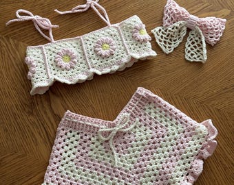 Ensemble au crochet pour bébé fille 4 ans | Crop top carré grand-mère et short à volants | Tenue d'été faite main | Vêtements pour tout-petits roses et blancs