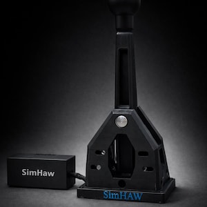 Könnte beinhalten: Schwarzer Gaming-Schalthebel mit abgerundeter Oberseite und einer Basis mit dem blauen Text "SimHAW". Eine schwarze Box mit dem Text "SimHaw" ist mit dem Schalthebel verbunden. Der Schalthebel ist für Spiele konzipiert.