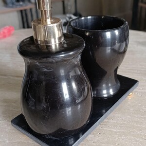 Set da bagno in marmo nero, 3 pezzi: dispenser di sapone, vassoio e portaspazzolino. immagine 4