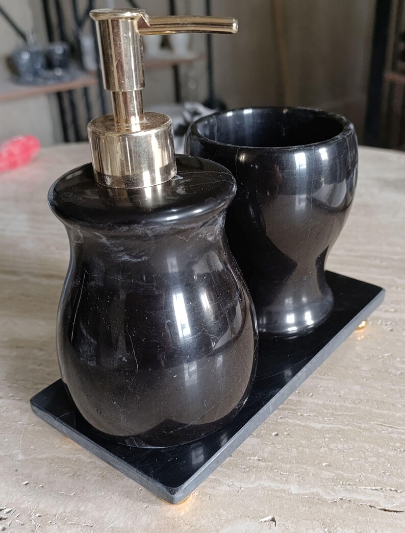 Set da bagno in marmo nero, 3 pezzi: dispenser di sapone, vassoio e portaspazzolino. immagine 4