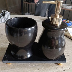 Set da bagno in marmo nero, 3 pezzi: dispenser di sapone, vassoio e portaspazzolino. immagine 6