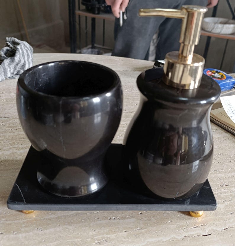 Set da bagno in marmo nero, 3 pezzi: dispenser di sapone, vassoio e portaspazzolino. immagine 6