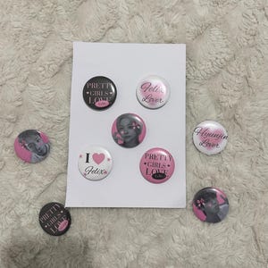Op de afbeelding: Een rustiek houten bord met de tekst "Welcome to our home" in witte letters. Het bord heeft een verweerde afwerking en een eenvoudig, uitnodigend ontwerp, ideaal voor entree decoratie.