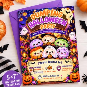 Puede incluir: Una plantilla de invitación rectangular para fiesta de Halloween con dumplings de dibujos animados disfrazados. El texto dice DUMPLING HALLOWEEN PARTY, Join us for a spooktacular celebration, You're Invited to, Saturday October 25, 4:00 PM to 7:00 PM y Dumpling House 123 Spooky Lane Candyville, CA. Incluye una etiqueta de 12,7 x 17,8 cm.