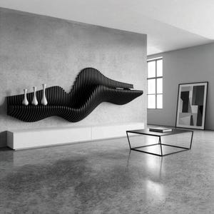 Könnte beinhalten: Ein modernes Wohnzimmer mit einem schwarzen, wellenförmigen Wandregal mit vertikalen Lamellen. Darunter befindet sich ein weißer Schrank. Der Raum umfasst einen schwarzen Couchtisch, Kunstwerke und weiße Vasen auf dem Regal.