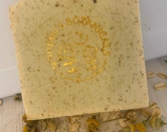 Jabón natural para perros, avena, neem y manzanilla, alivio para pieles sensibles.