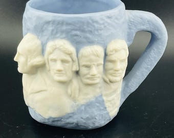 Vtg Mt. Rushmore 3-D Ceramic Pottery O.D. '95 (Opal D.) Grey Cup Mug 3.5" High