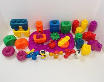 Vintage 28 Piece Fisher Price Mattel Pop Onz Toys Animals Stoplight Doors