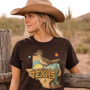 Maglietta con grafica del Texas Roadrunner / Contorno dello stato, tramonto, cactus