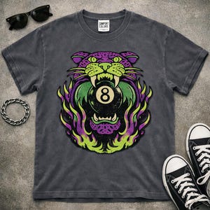 Eight Ball Panther T-shirt | Biljardtatueringsstil, lila gröna flammor