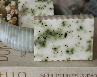 Jabón artesanal relajante de matcha / Leche de cabra, eucalipto, té blanco, sándalo, vainilla