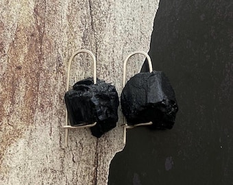 Handgjorda små, välvda örhängen i 925 sterlingsilver med genomgående tråd och naturlig rå svart turmalin