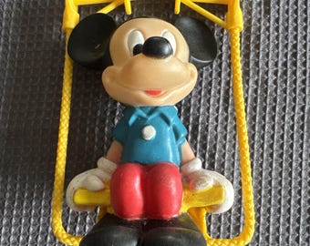 Vintage Walt Disney Quietschende Micky Maus auf einer Schaukel