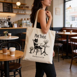 Puede incluir: Juego de tres tazas de cerámica con acabado mate moteado. Las tazas son de color crema, gris claro y gris oscuro. Cada taza tiene un diseño simple y minimalista, ideal para café o té.