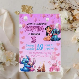 Puede incluir: Una tarjeta de invitaci&oacute;n de cumplea&ntilde;os rosa con personajes de Lilo y Stitch, globos y corazones. El texto dice: JOIN TO CELEBRATE! SOPHIA IS TURNING 3, Sunday, October 10, 5:00 To 7:00 PM, 123, AnyWhere ST, Any City, RSVP, +123-456-789.