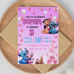 Puede incluir: Una tarjeta de invitaci&oacute;n de cumplea&ntilde;os de color morado claro con personajes de Lilo y Stitch, patrones de corazones rosas y globos. El texto dice: JOIN TO CELEBRATE! SOPHIA IS TURNING 3, Sunday, October 10, 5:00 To 7:00 PM, 123, AnyWhere ST, Any City, RSVP, +123-456-789.