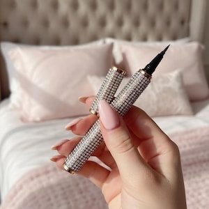 Eyeliner liquido nero impreziosito da cristalli – Penna di precisione impermeabile a lunga tenuta