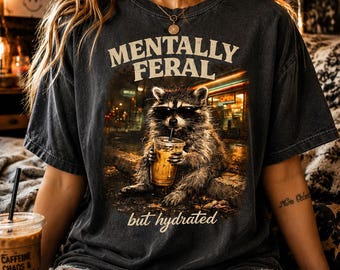 Lustiges Waschbär-T-Shirt psychisch wild aber hydratisiert, Trash Panda Tee, dunkler Humor Komfortfarben