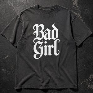 Camiseta Bad Girl, Camiseta Gótica com Estampa da Comfort Colors, Estilo Feminino Escuro e Tamanho Grande imagem 4
