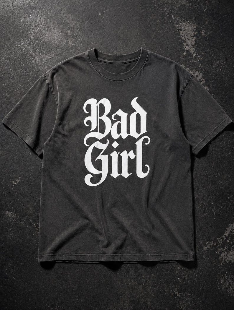 Camiseta Bad Girl, Camiseta Gótica com Estampa da Comfort Colors, Estilo Feminino Escuro e Tamanho Grande imagem 4