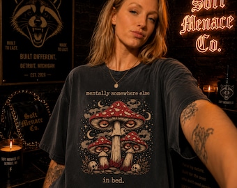 Pilz-Shirt, geistig irgendwo anders Grafik-T-Shirt, Komfortfarben-T-Shirt, dunkle Academia-Kleidung