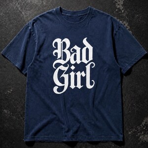 Camiseta Bad Girl, Camiseta Gótica com Estampa da Comfort Colors, Estilo Feminino Escuro e Tamanho Grande imagem 3