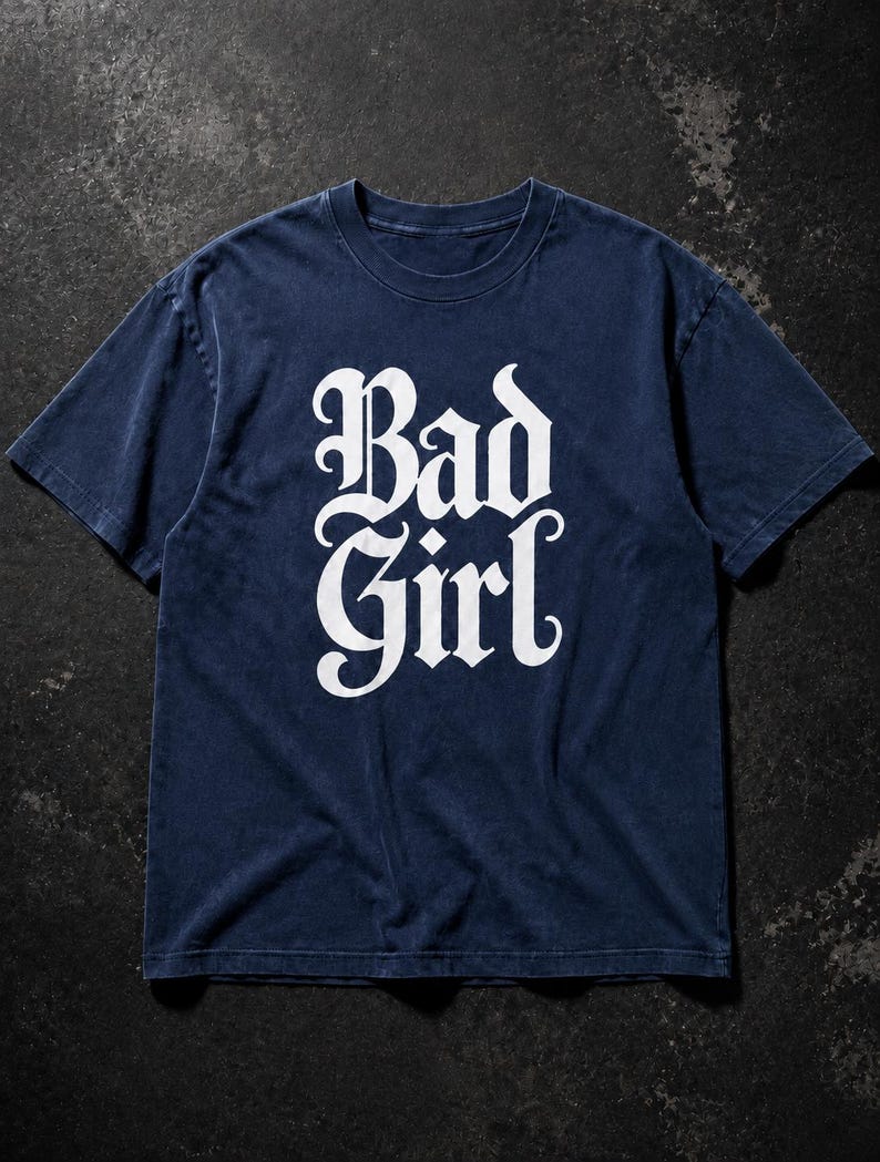 Camiseta Bad Girl, Camiseta Gótica com Estampa da Comfort Colors, Estilo Feminino Escuro e Tamanho Grande imagem 3